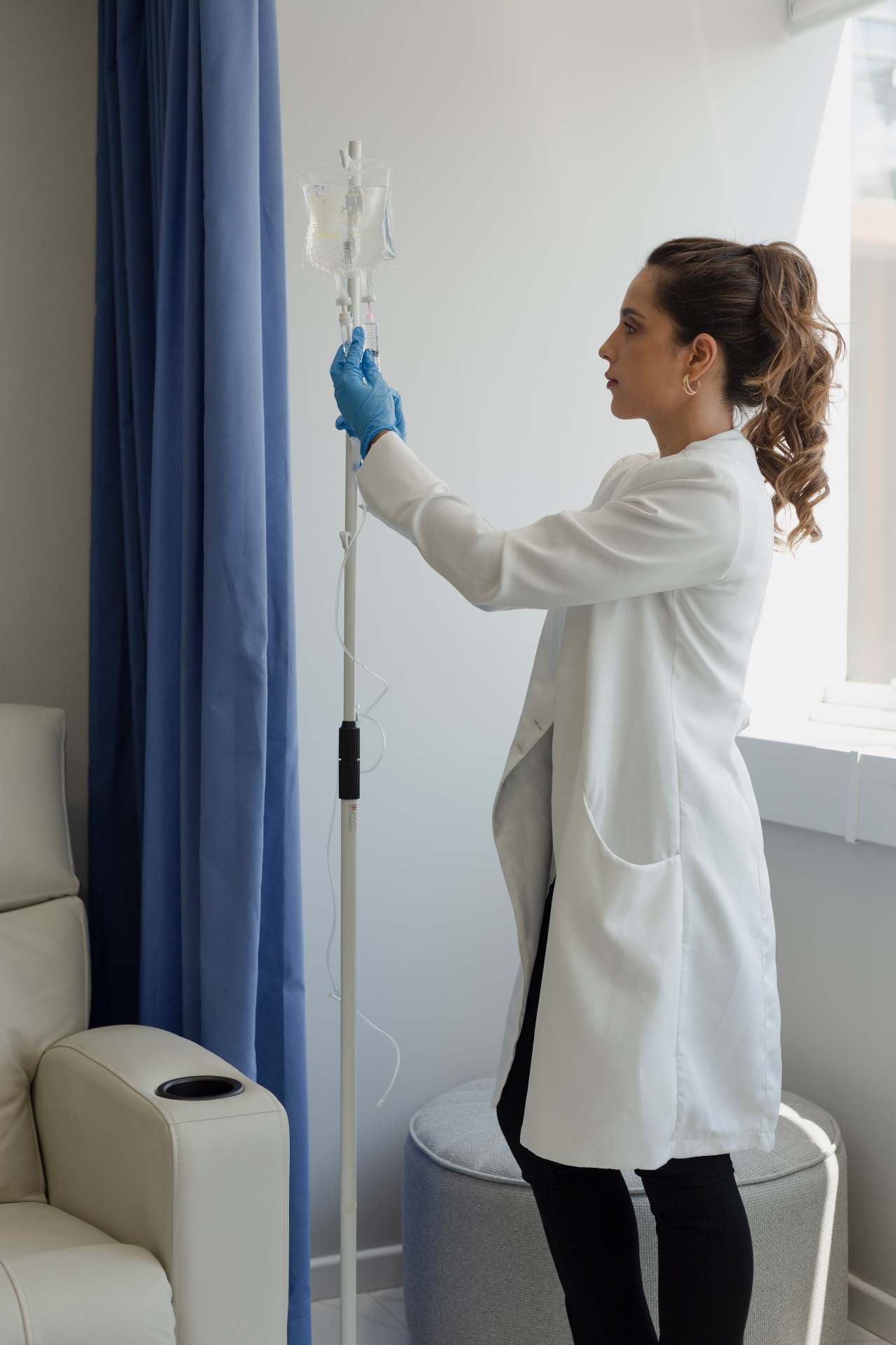 Equipe de enfermagem preparando terapia endovenosa