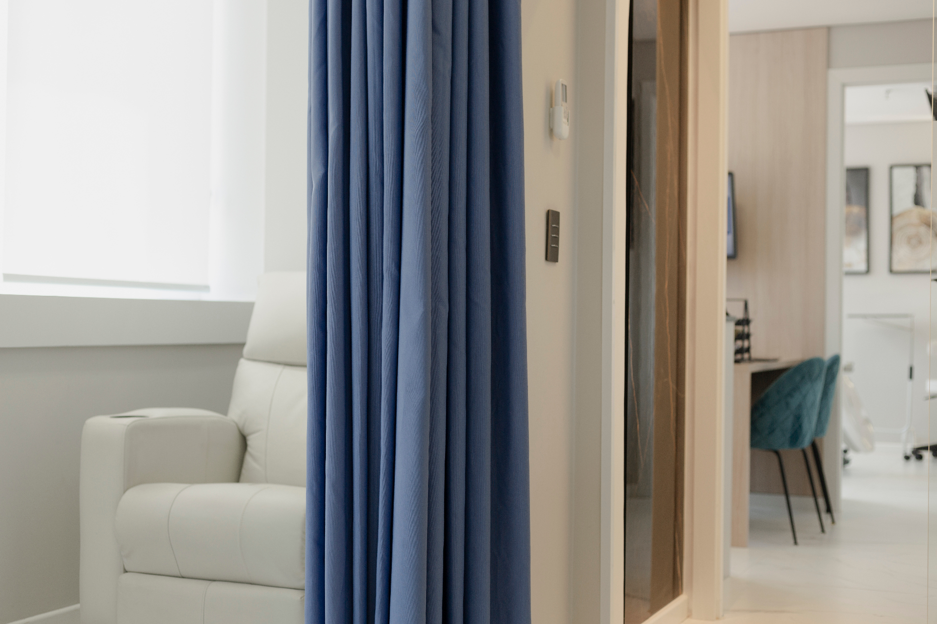 Sala de terapia endovenosa com poltrona reclinável
